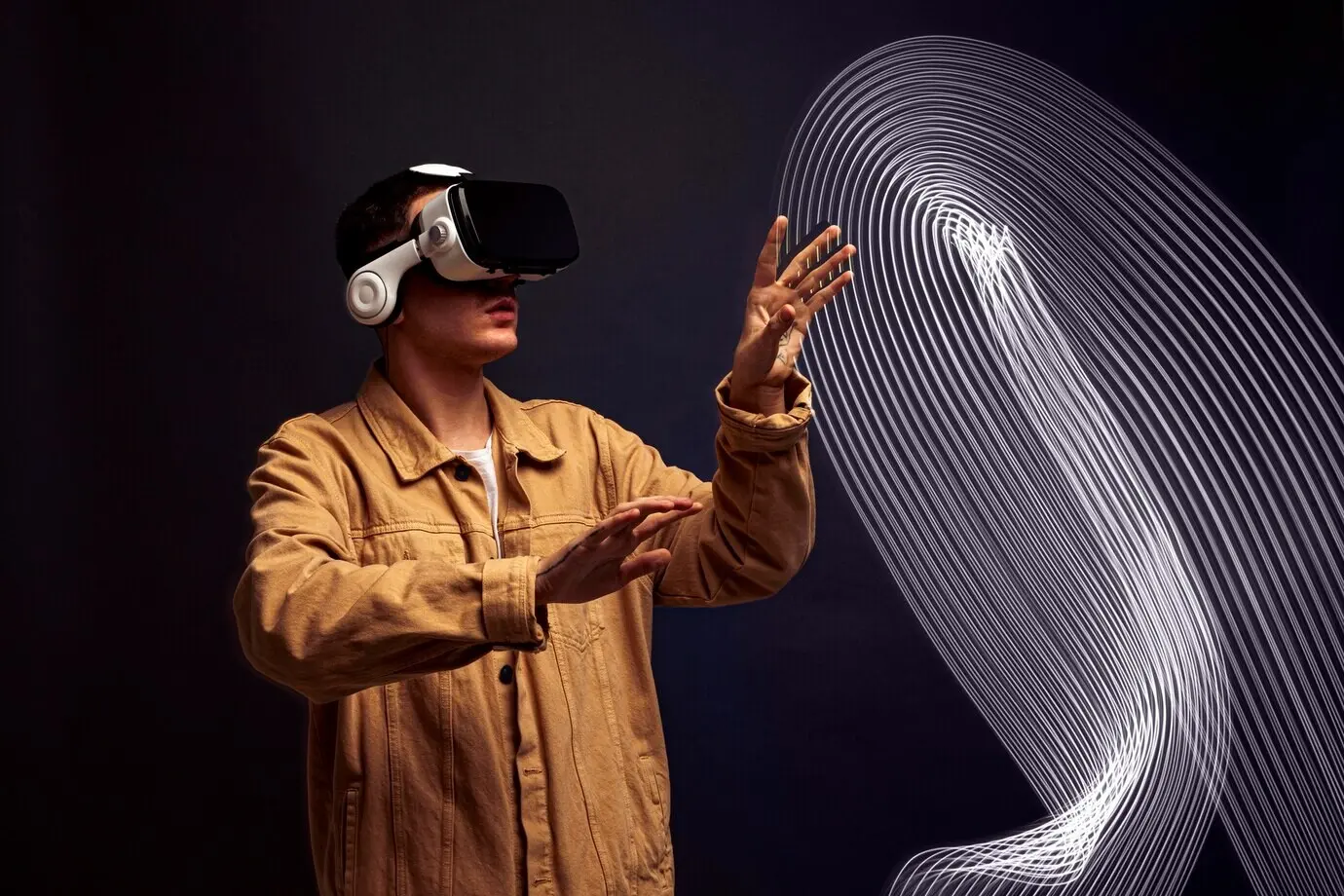 Молодой человек в очках виртуальной реальности со спецэффектами.